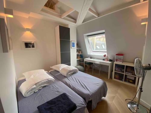 une chambre avec un lit et un bureau dans l'établissement Trocadero, Tour Eiffel, Duplex 120 m2, à Paris
