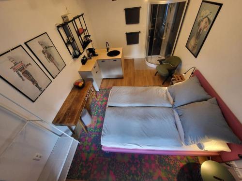 a small bedroom with a bed and a desk at Ruhiges Apartment & Veranda mit guter Anbindung in Bochum