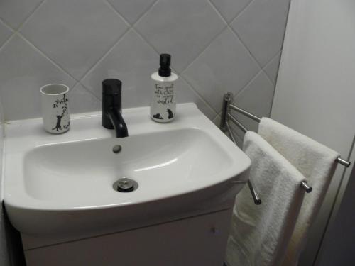 a white sink in a bathroom with towels at CASA SANGALLO in Prato