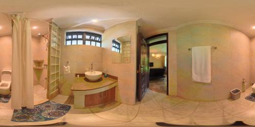 a large bathroom with a sink and a toilet at PachobyDaisy in Awasi