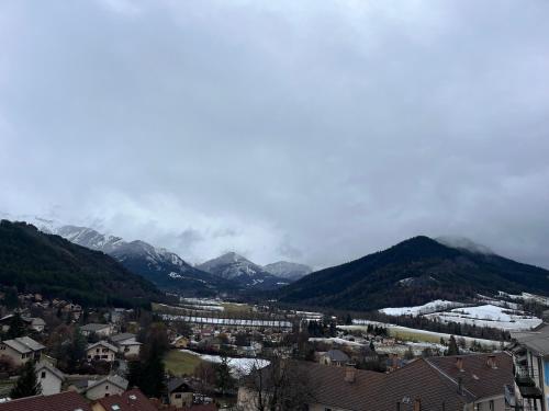 a view of a town with mountains in the background at SPA À LA MONTAGNE in Seyne