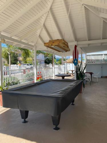 - un billard dans un pavillon avec auvent dans l'établissement Cabanas Playa Santa/ Apto. A/ Swimming Pool/ Pool Table/ WIFI/ 3 min Beaches, à Guánica