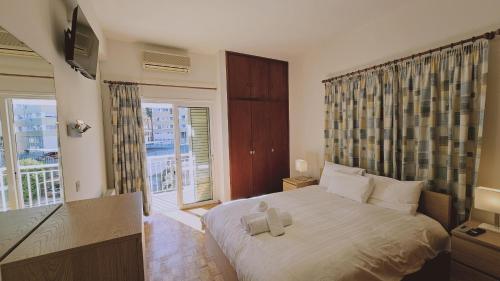 ein Schlafzimmer mit einem Bett mit zwei Handtüchern darauf in der Unterkunft STAY Aurum Apartment in Nikosia