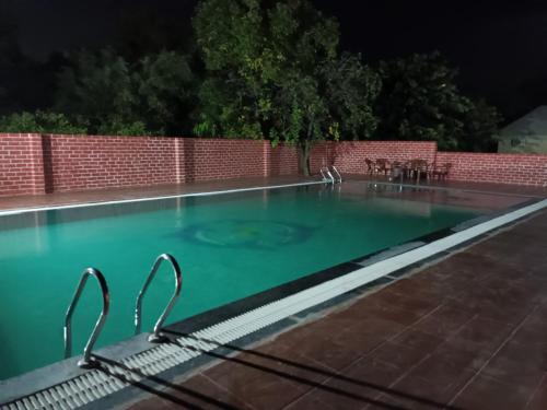 een leeg zwembad 's nachts bij Nature Resort & Camps - A Luxury Camps in Pushkar