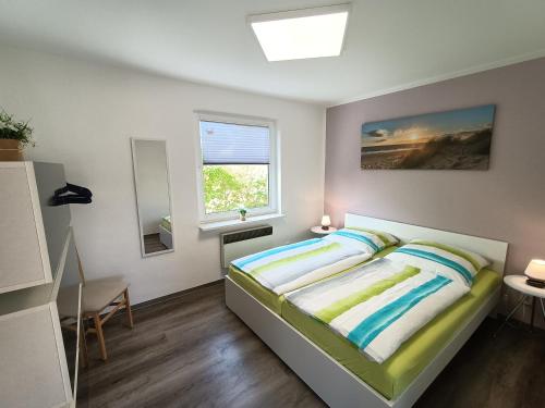 1 dormitorio con cama y ventana en Ferienhaus Erholung, en Nipmerow