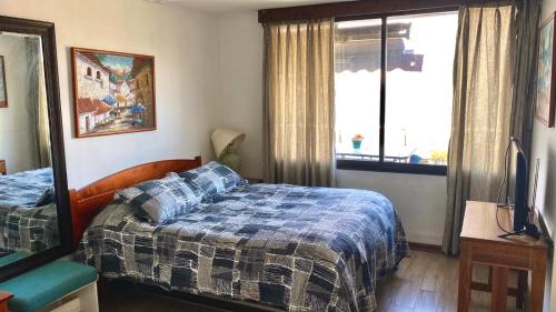 um quarto com uma cama e uma janela em Hermoso bungalow con vista al mar em Concón