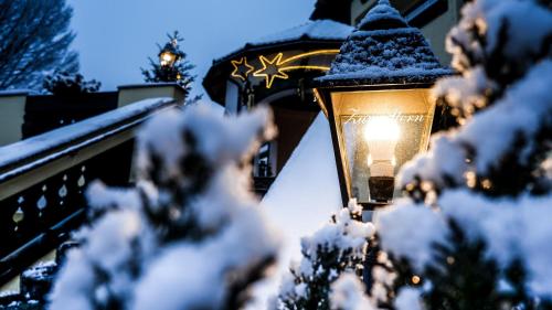 a street light covered in snow at Hotel Zum Stern - Bergbahnen inklusive im Sommer 2025 in Bad Hofgastein