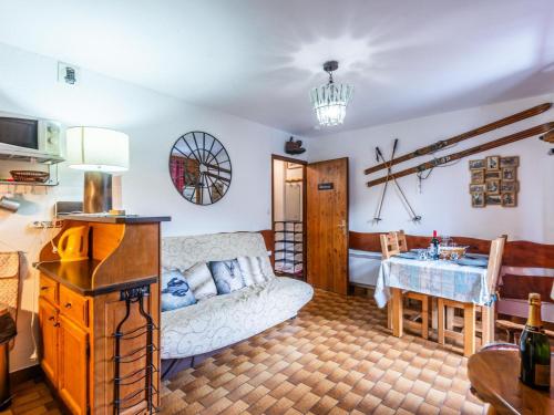 un salon avec un canapé et une table dans l'établissement Appartement Centre Morzine à 200m des Pistes, 4 Pers, Balcon, Parking, Wifi, Linge Inclus - FR-1-754-65, à Morzine