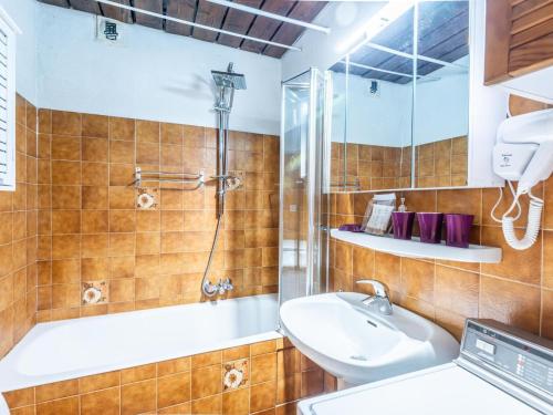 une salle de bain avec une douche, un lavabo et des toilettes dans l'établissement Appartement Centre Morzine à 200m des Pistes, 4 Pers, Balcon, Parking, Wifi, Linge Inclus - FR-1-754-65, à Morzine