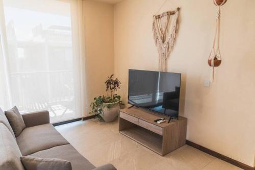 Televisyen dan/atau pusat hiburan di Breathtaking Ocean Vista Penthouse in Holbox at Yumbalam