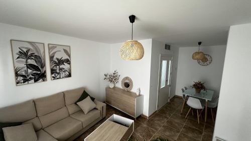 sala de estar con sofá y mesa en Altos de Jerez & Parking Privado en Jerez de la Frontera