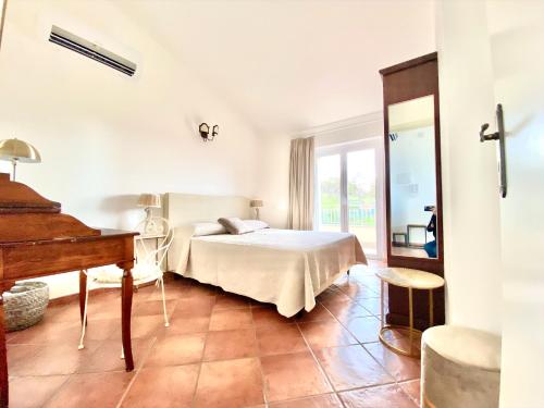 um quarto com uma cama e um piano em Villa Gisella em San Marco dʼAlunzio