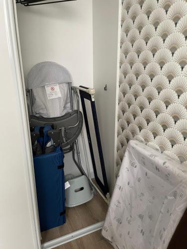 Cette chambre comprend un lit et un cadre de lit. dans l'établissement La Villa des Amarelles à Pornic - labellisée 3*, à Pornic