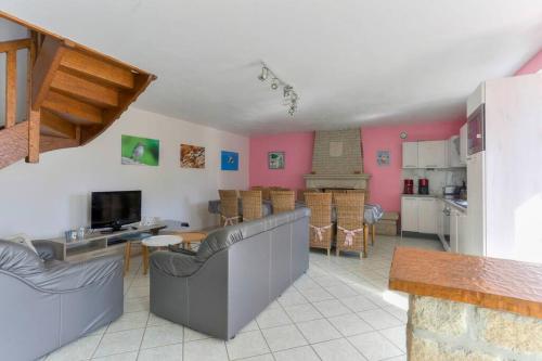un salon avec un canapé et une salle à manger dans l'établissement Grand Gite familiale le Clairaiy 1, à Trémeur
