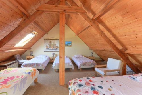 Cette chambre mansardée comprend 4 lits. dans l'établissement Grand Gite familiale le Clairaiy 1, à Trémeur