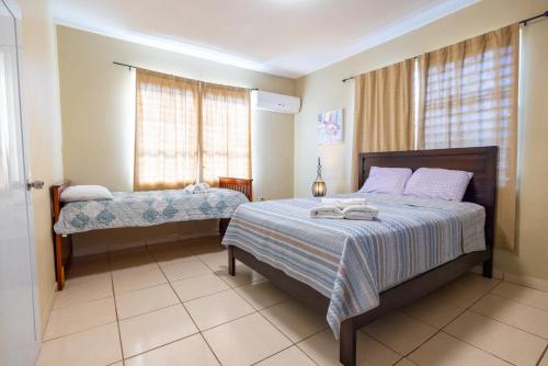 Säng eller sängar i ett rum på Colinas del Atlantico Vacational House 2nd Floor