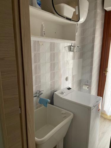 a small bathroom with a toilet and a sink at Appartamento da Carmela in Cagliari