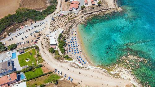an aerial view of a beach with umbrellas and the ocean at 2 bed, Kapparis, Kyklades - 2A in Paralimni