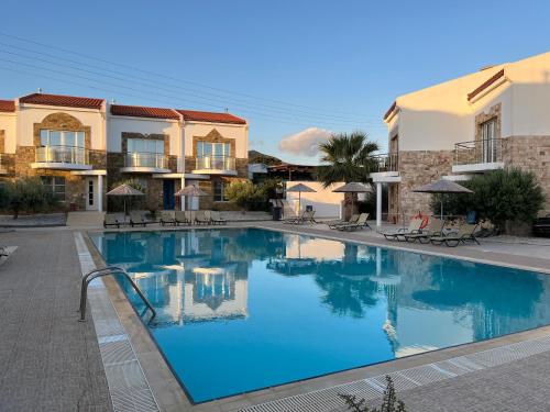 ein großer Pool in einem Resort in der Unterkunft Villa View- Grapevines Villas - your sea view vacation in Makry Gialos