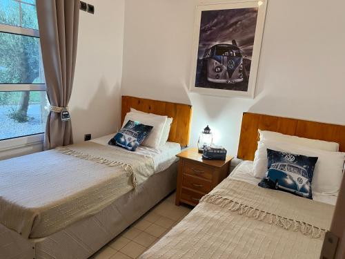 1 Schlafzimmer mit 2 Betten und einem Fenster in der Unterkunft Villa View- Grapevines Villas - your sea view vacation in Makry Gialos