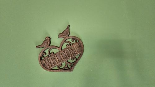 a metal heart with the word welcome on it at Christians Alpenparadies in Bad Mitterndorf