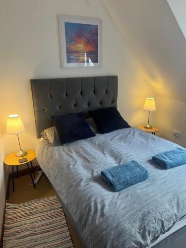 uma cama com duas almofadas num quarto em 5 Stable Cottages , Hartington Road, Cromer.North Norfolk. NR27 0EJ em Cromer