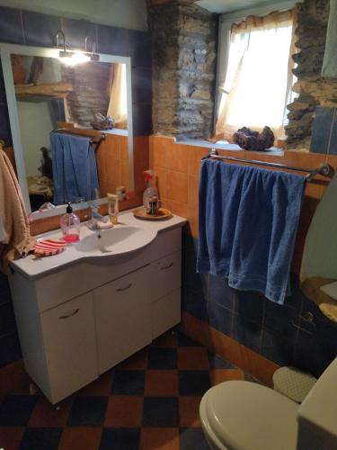 アンドロスにあるSummer Sunrise Androsのバスルーム(洗面台、トイレ、鏡付)