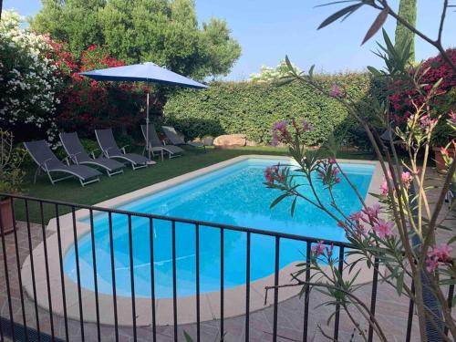une piscine avec des chaises et un parasol dans l'établissement Villa Fautea Romance, à Fautea