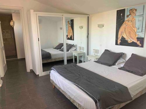 une chambre avec un grand lit et un miroir dans l'établissement Villa Fautea Romance, à Fautea