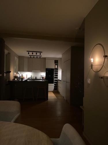 een donkere kamer met een keuken en een woonkamer bij Villa Limhamn in Malmö