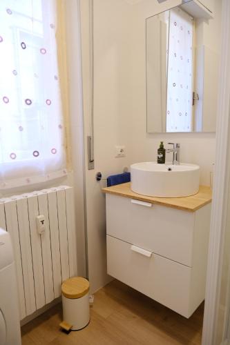 y baño con lavabo y espejo. en Politecnico Bovisa university apartment en Milán