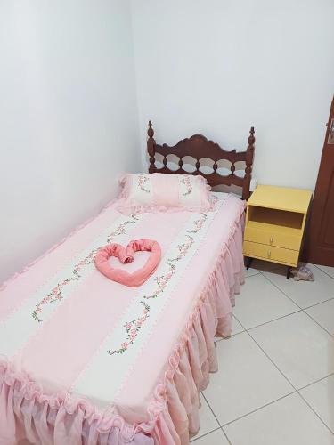 a pink bed with a pink heart on it at Apartamento a 2 Minutos da Praça! in Domingos Martins