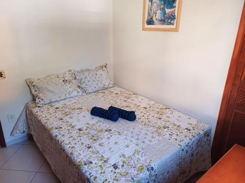una cama con un par de jeans sentados en ella en Apartamento a 2 Minutos da Praça!, en Domingos Martins