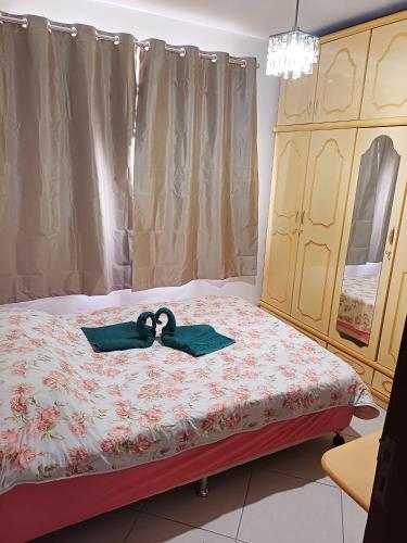 Un dormitorio con una cama con un par de tijeras. en Apartamento a 2 Minutos da Praça!, en Domingos Martins