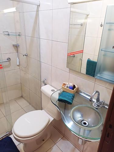 łazienka z toaletą i umywalką w obiekcie Apartamento a 2 Minutos da Praça! w mieście Domingos Martins