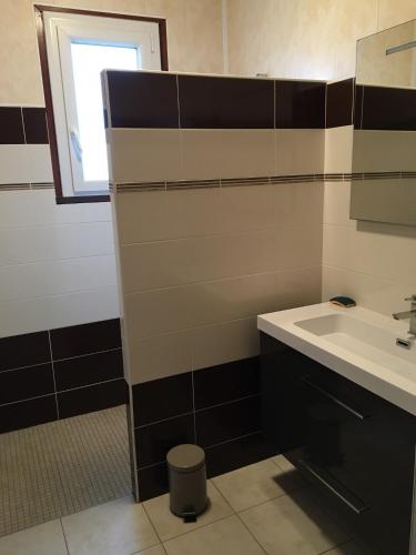 Photo de la galerie de l'établissement Maison de campagne 3 chambres, à Sainte-Gemme-la-Plaine