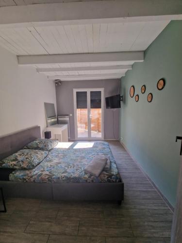 una camera con un letto in una stanza con una finestra di Chez Lilo a Fos-sur-Mer