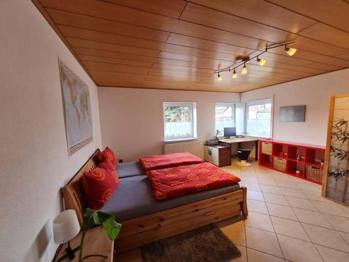 Cette chambre comprend un lit et un bureau. dans l'établissement 4-Zimmer Wohnung in Mannheim, à Mannheim