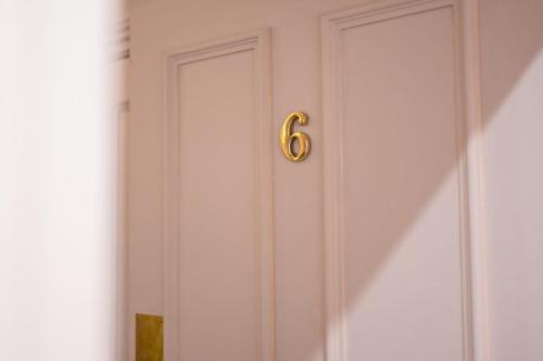 a door with a number six on it at Queen Charlotte Guesthouse in Edinburgh