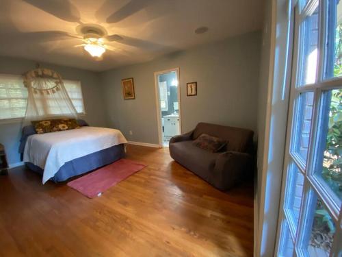 Whole House in Athens, Private, Fenced, Convenient, Close to Downtownにあるベッド