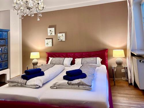 Un dormitorio con una cama grande con almohadas azules. en Multi-FeWo Haus Paradiesplatz Ferienwohnung Adam, en Äschach