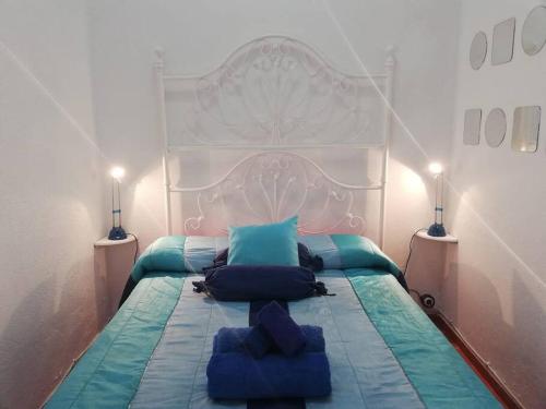 een slaapkamer met een groot bed met blauwe kussens bij GRH Tarraco - city center in Tarragona