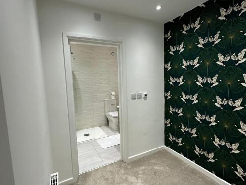 baño con aseo y pared en blanco y negro en Fort House 6 Large Private Bedrooms with 7 beds, close to NEC, JLR, City Centre, en Birmingham