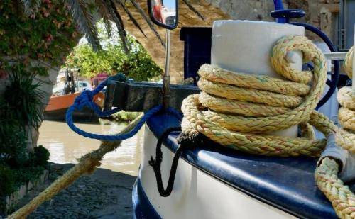 a bunch of ropes on the side of a boat at Villa Napoléon Piscine&Jacuzzi in Le Somail