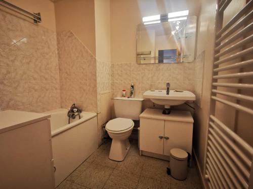 y baño con aseo, lavabo y bañera. en PELVOUX II - VARS LES CLAUX, en Vars