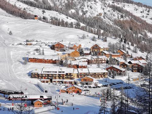Exceptionnel - En bordure de pistes et skis aux pieds - PELVOUX II - VARS v zimě