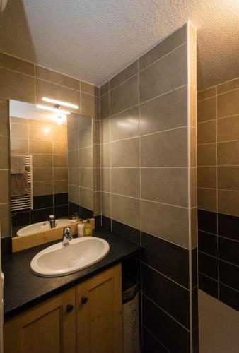 une salle de bain avec un lavabo et un miroir dans l'établissement Samoëns, new apartment, 3 bedrooms, 6 persons, close to village centre and skibus, à Samoëns