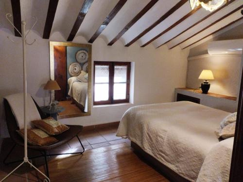 - une chambre avec un grand lit et une fenêtre dans l'établissement Casita de la Alegría, à La Puerta de Segura
