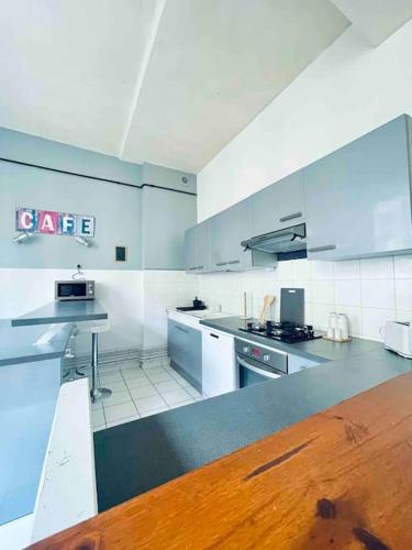 Una cocina o zona de cocina en Le 12 - Hyper centre, spacieux, industriel-