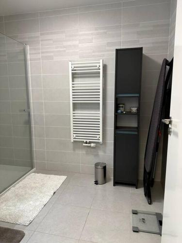une salle de bain avec un réfrigérateur noir et une fenêtre dans l'établissement Bright sunny flat 2 bedrooms 750 sqft + free PKG, à Saint-Ouen
